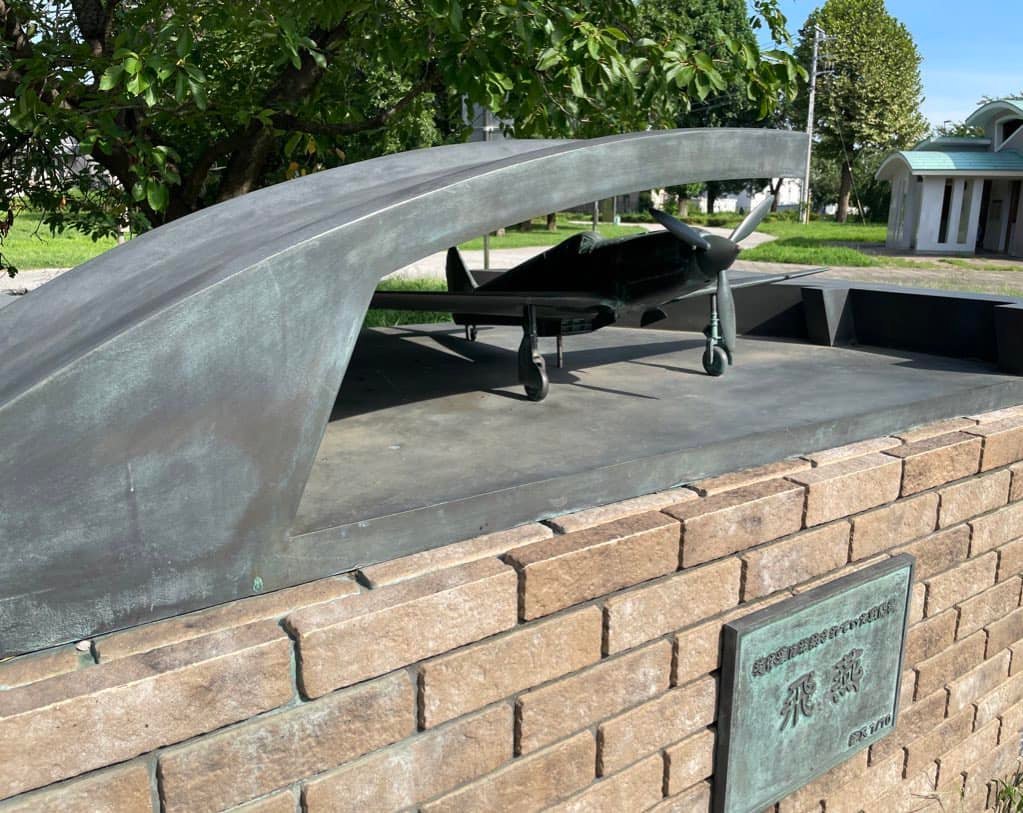 掩体壕と戦闘機の像