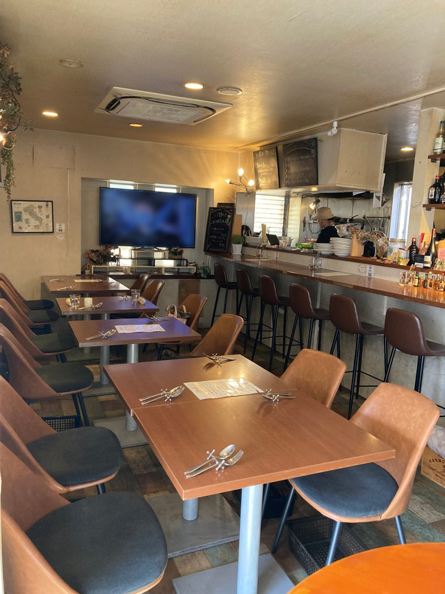 店内カウンターとテーブル